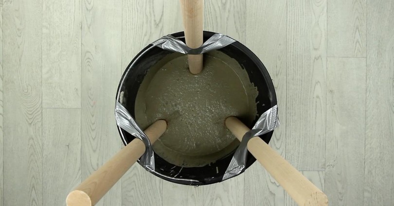 Βάζει 3 ξύλα μέσα σε έναν κουβά και τον γεμίζει με τσιμέντο. Όταν στεγνώσει; Θα τρίβετε τα μάτια σας!