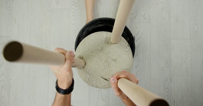 Βάζει 3 ξύλα μέσα σε έναν κουβά και τον γεμίζει με τσιμέντο. Όταν στεγνώσει; Θα τρίβετε τα μάτια σας!