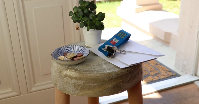 Βάζει 3 ξύλα μέσα σε έναν κουβά και τον γεμίζει με τσιμέντο. Όταν στεγνώσει; Θα τρίβετε τα μάτια σας!